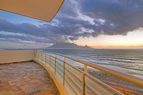 Beach penthouse-style living,self checkin,king beds
